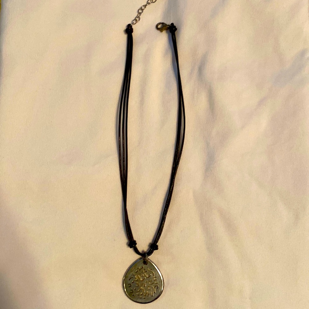 Leather necklace with mother of pearl design